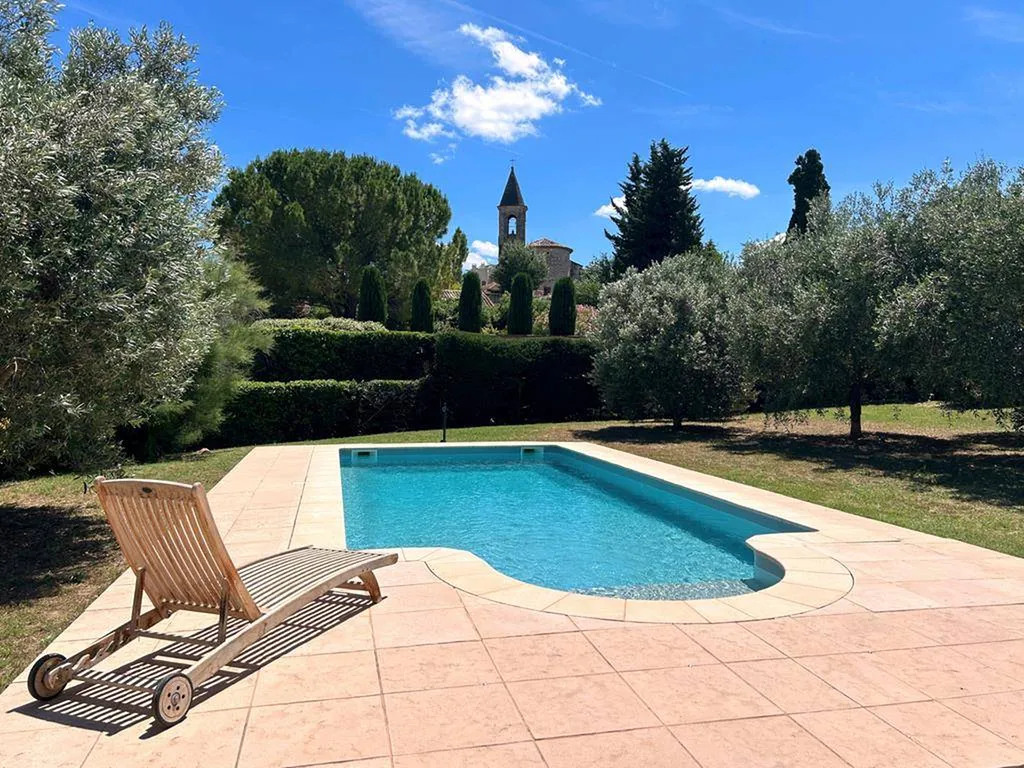 VILLA AU CŒUR DU VILLAGE DE JONQUERETTES, SUR UN TERRAIN DE 2277 M² AVEC PISCINE ET VUE MONT VENTOUX   