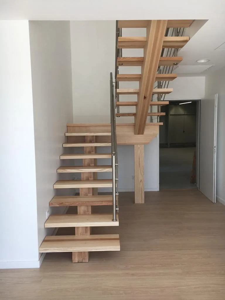 Escalier bois sur mesure : conception, fabrication artisanale et pose par un menuisier pour particuliers et professionnels à Toulouse