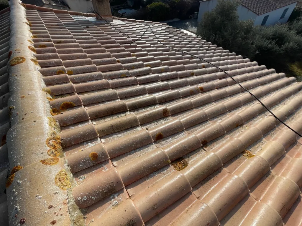Nettoyage et traitement des tuiles mécaniques d’une toiture de maison sur Martigues