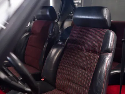 Revivez l'Éclat de votre 205 GTI avec Gloss Obsession près de Vannes : Polissage, Traitement Céramique et Plus.