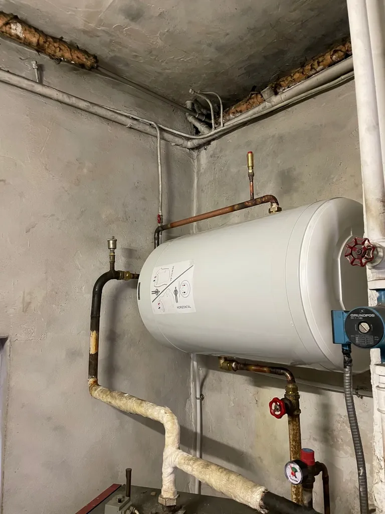 Remplacement d’un chauffe-eau percé, fuite d’eau importante / ballon préparateur d’eau chaude qui fuit sur craponne proche de Brindas