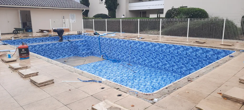 Trouver un pisciniste pour remplacement un liner jauni et plissé pour une piscine à côté de Bordeaux