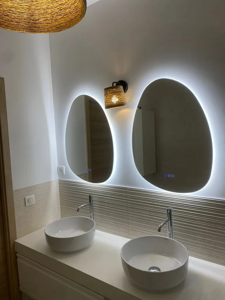 Installation d'un meuble de salle de bain suspendu avec double vasque moderne pour optimiser l'agencement et le confort