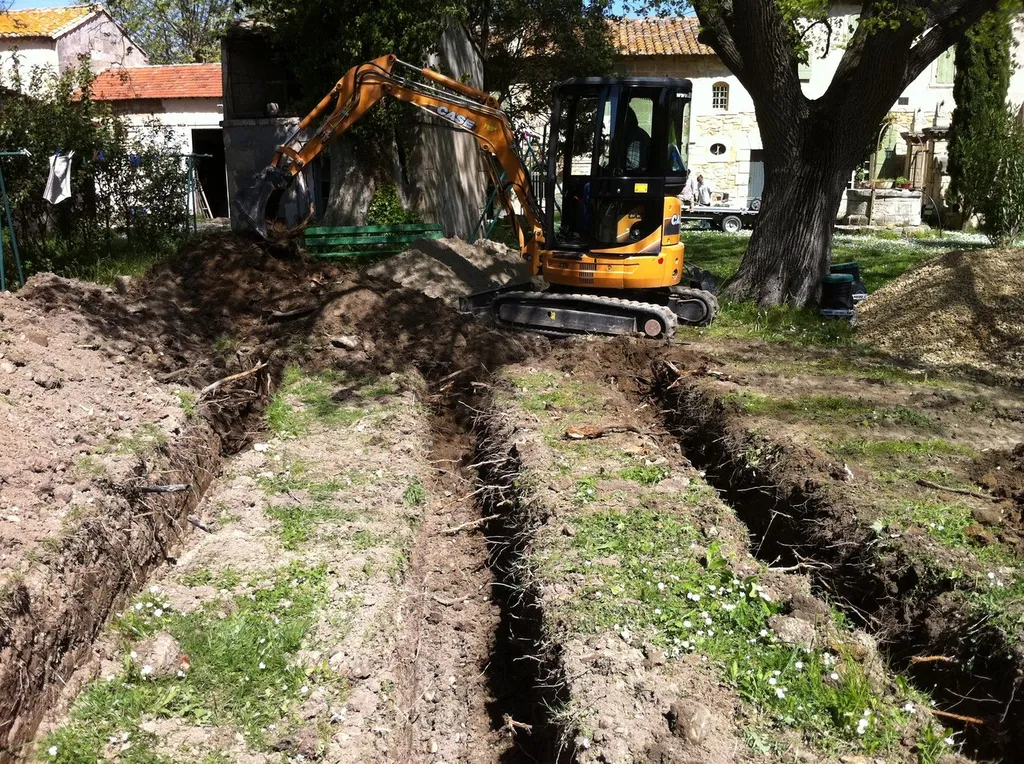 Réalisation de tranchée de drain pour l'assainissement de la salle de réception Toulon