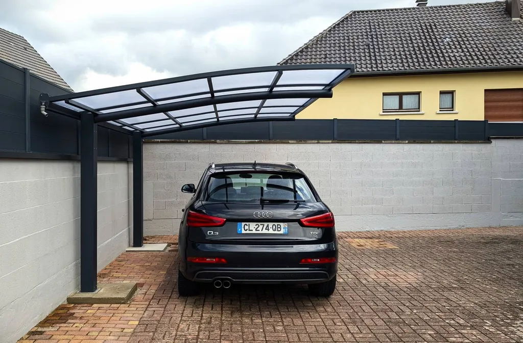 Carport en porte à faux en aluminium