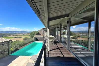 Drôme provençale : maison contemporaine en pierres, en position dominante, rénovée avec vues et piscine, au coeur d'un village authentique