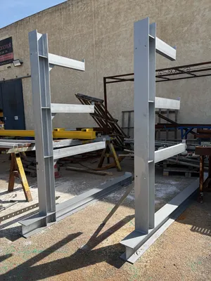FABRICATION DE RACKS INDUSTRIELS EN ACIER DE RANGEMENT POUR UNE ENTREPRISE DU BATIMENT A MARSEILLE