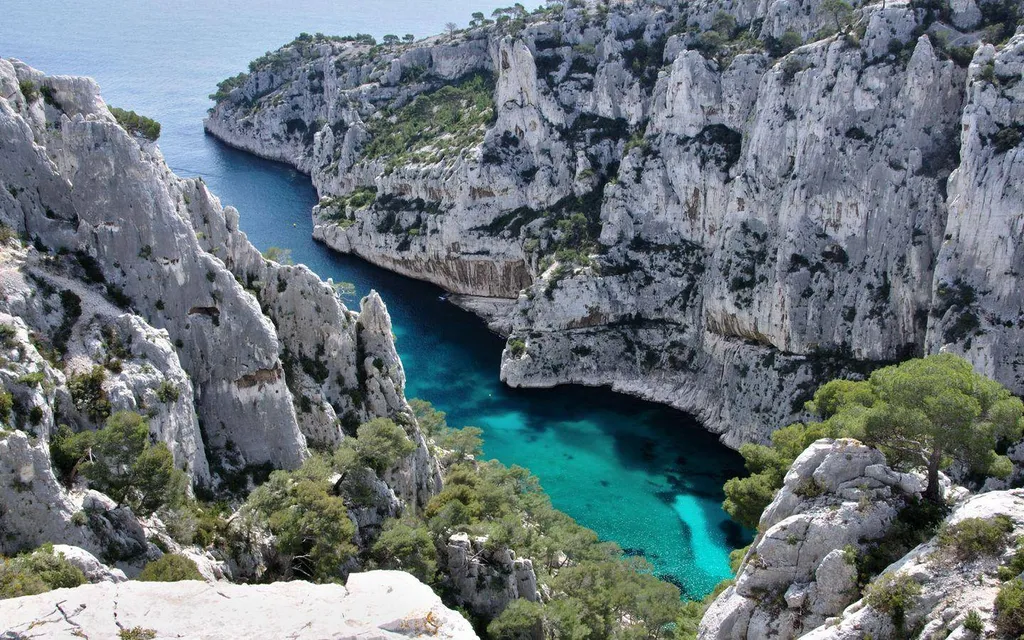 Louer un bateau pour visiter les Calanques de Marseille et La Ciotat