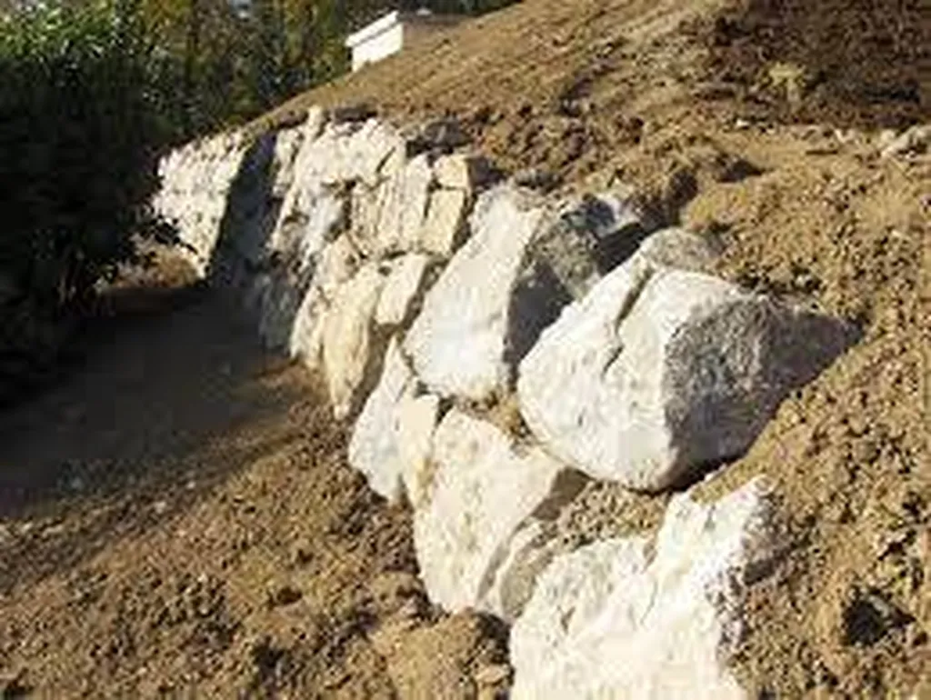 Création d'un enrochement de soutènement à Fuveau dans les Bouches du Rhône