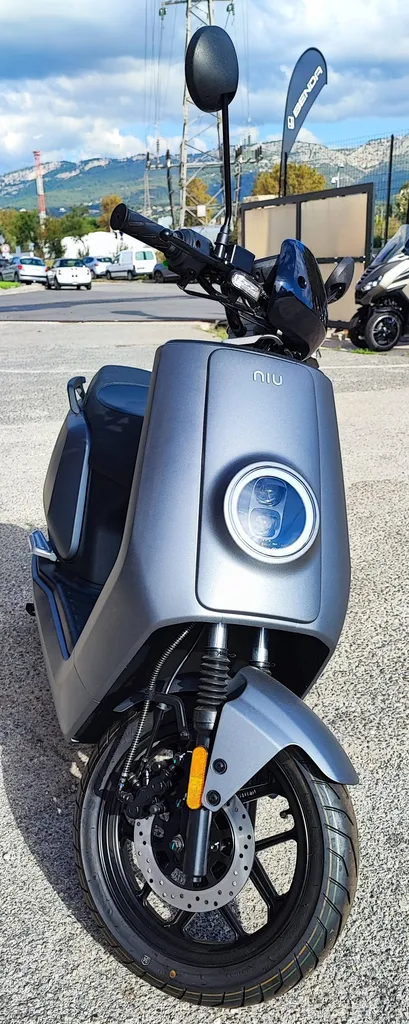 NIU NQI GTS GRIS MAT ÉQUIVALENT 125cc .