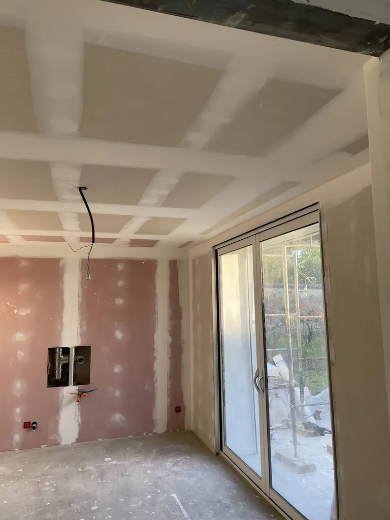 Pose du doublage après transformation d'une fenêtre en baie vitrée à Trévoux (01)