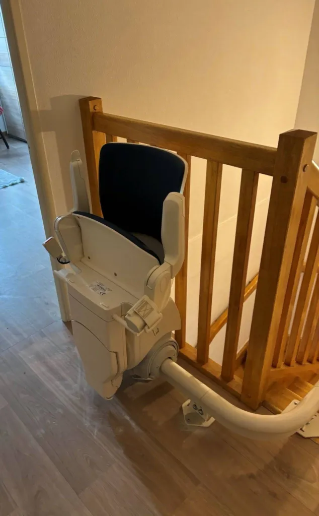 Design, sécurité, optimisation de l'espace pour ce fauteuil monte escalier OTOLIFT Modul'Air Smart dans cet escalier 2/4 tournant en Avignon