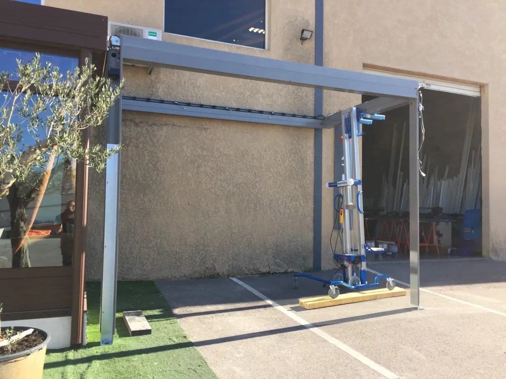 Pergola pendant le montage sur Martigues