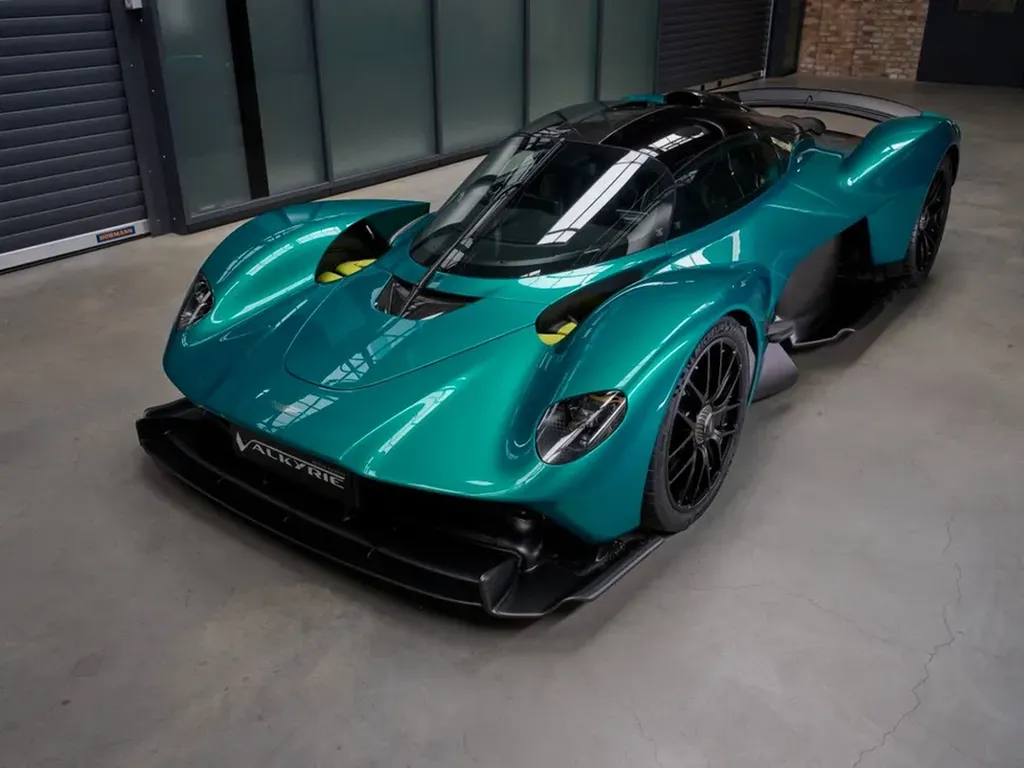Aston Martin Valkyrie hypercar import Allemagne par Asphalte Diffusion, véhicule d’exception