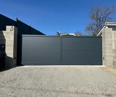  Pose de portail coulissant plein motorisé