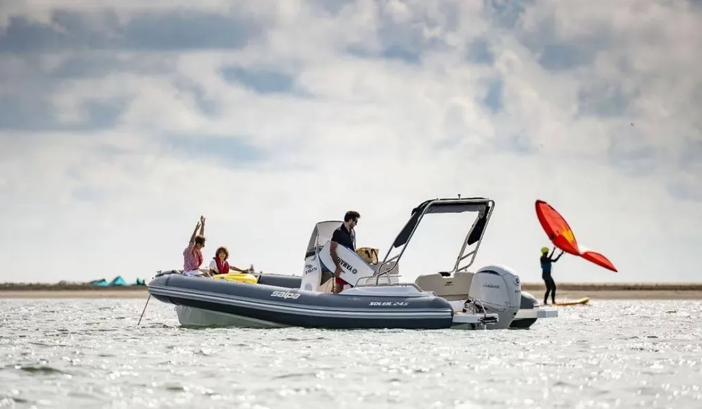 Sami-rigide à moteur Salpa  gamme Soleil neuf à vendre Bandol