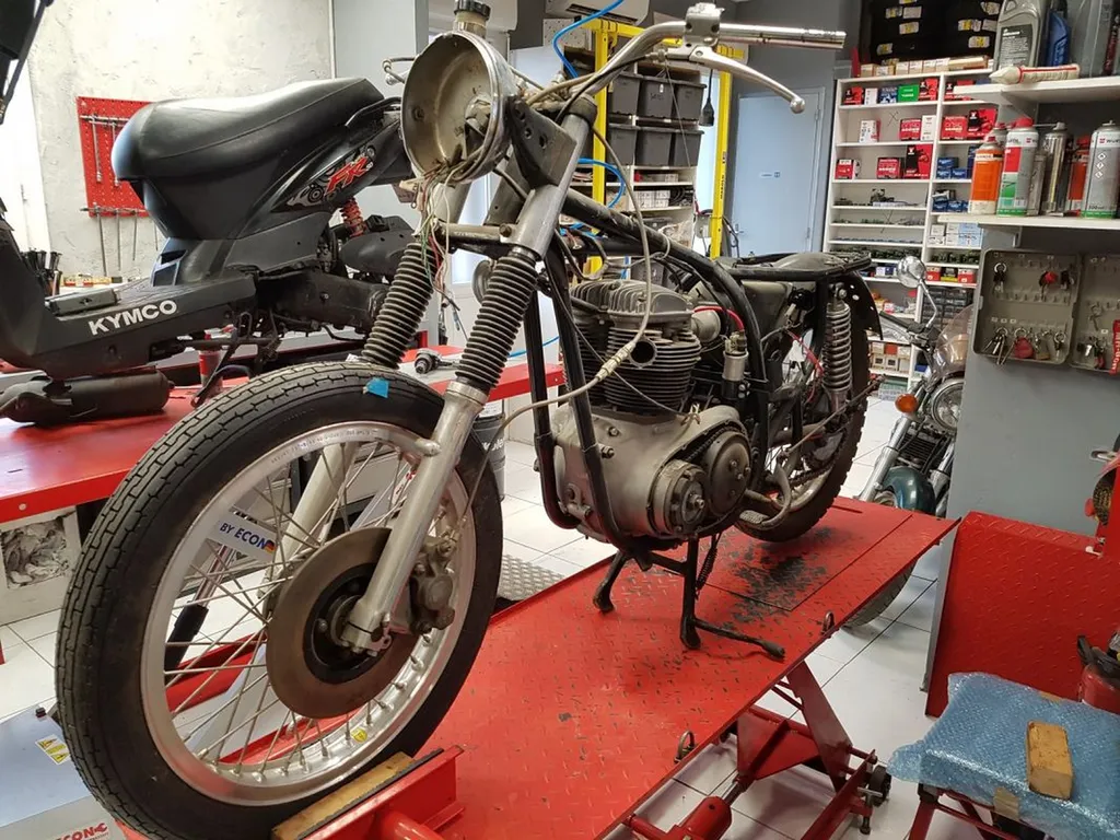 BSA LIGHTNING 650 LA VALETTE DU VAR
