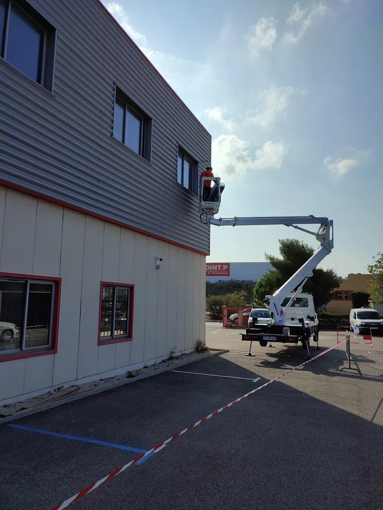 Prestataire spécialisé en film anti-UV pour bâtiments publics à Vitrolles : protection des surfaces vitrées dans écoles, crèches et mairies de la région PACA