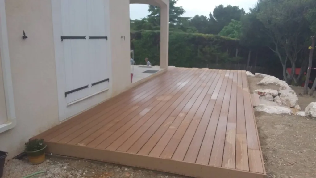 Notre zone d'activité pour ce servicePose de terrasse en bois autour d'une piscine
