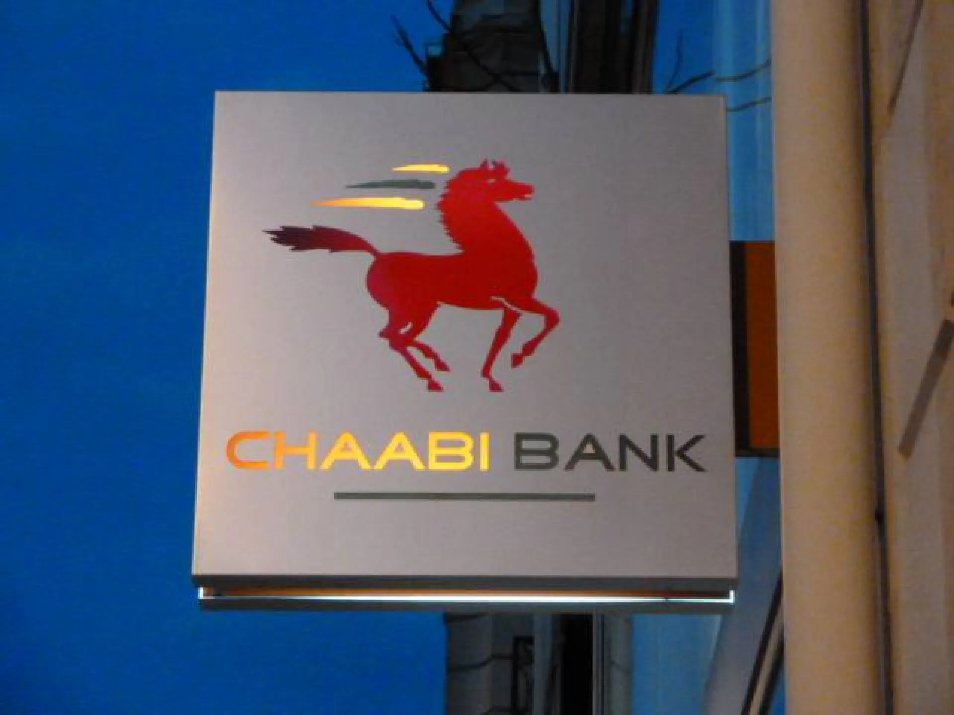 Enseigne drapeau lumineuse chaabi bank lyon