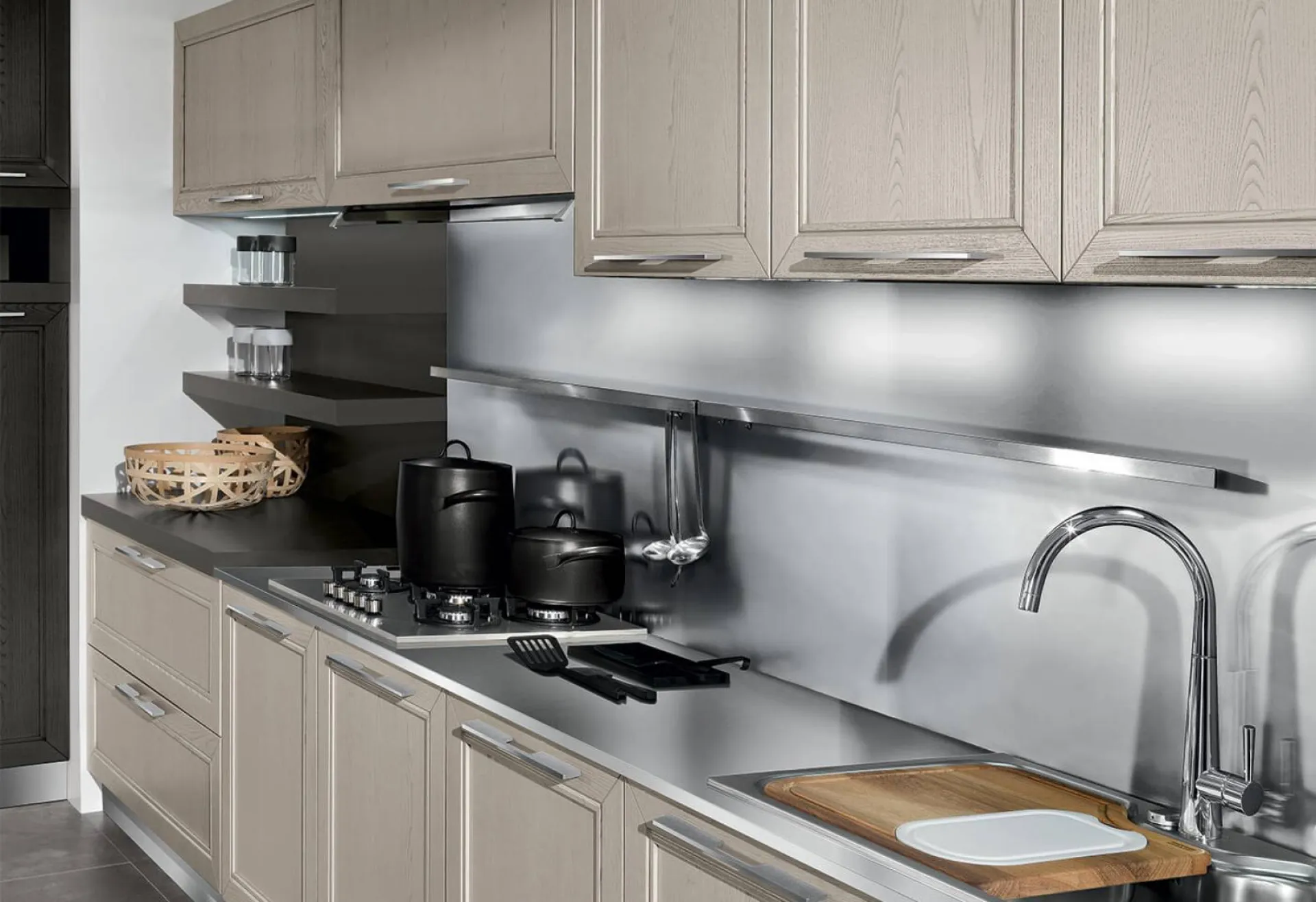 Photo d'un modèle de cuisine italienne sur mesure contemporaine avec pose à Cassis dans le 13
