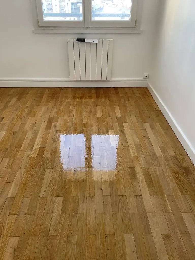 Chambre rénovée avec peinture neuve et parquet restauré pour un rendu moderne
