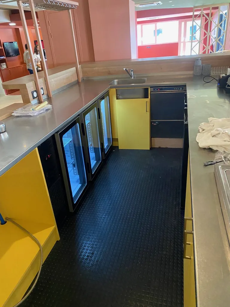 Découvrez notre nouveau chantier passionnant : La réalisation d'un bar pour l'Hôtel Ibis à Istres !