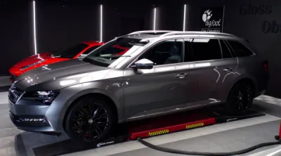 Traitement céramique carrosserie sur cette Skoda Superbe, véhicule neuf protégé dès sa sortie de concession à Vannes