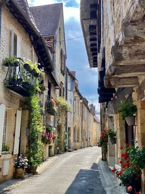 Lalinde, charmante bastide en bord de Dordogne, offre un cadre authentique idéal pour illustrer l’expertise Horde d’Or dans l’estimation précise et l’inspection approfondie de camping‑cars en Dordogne.