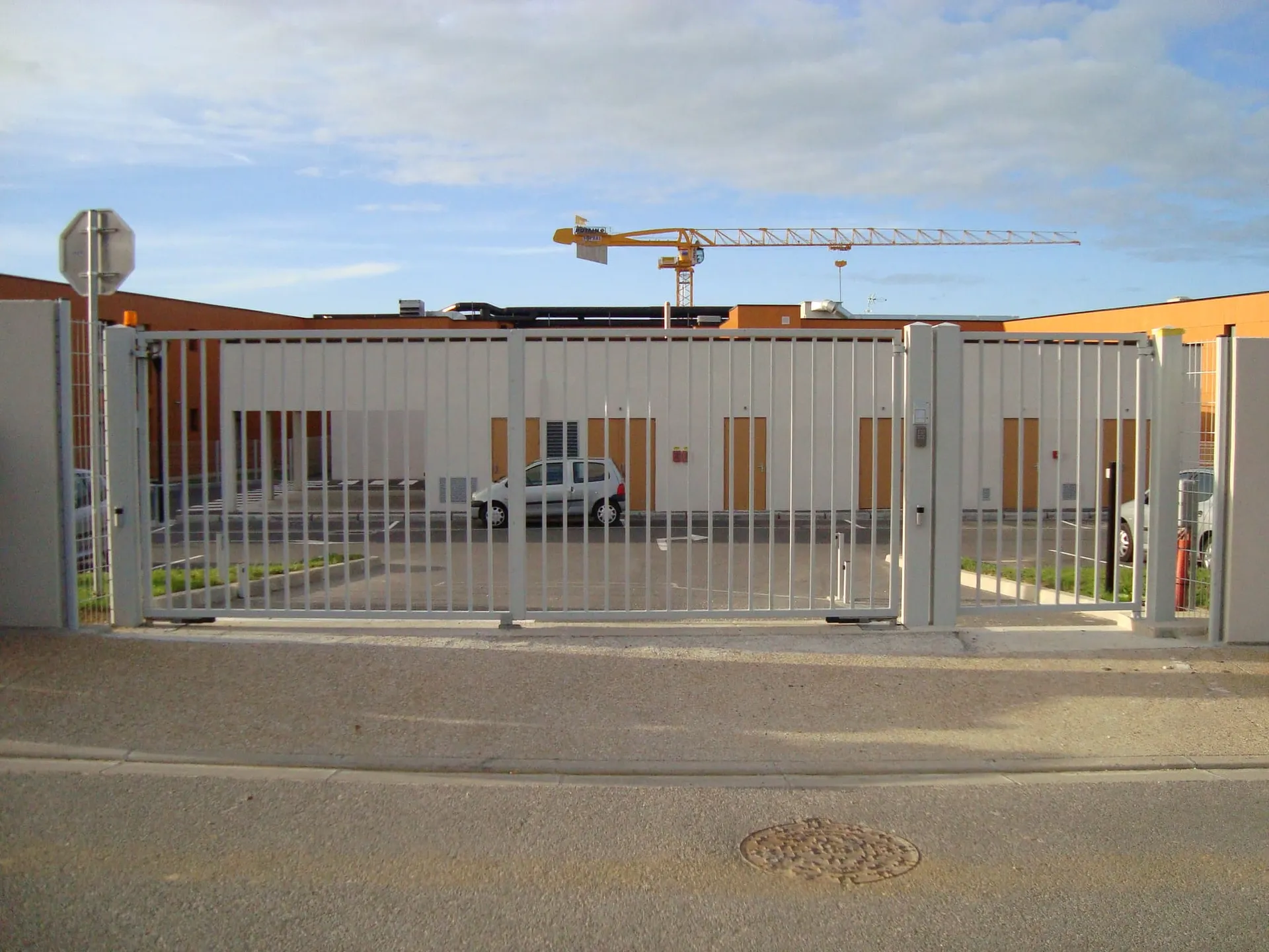 Installation de Portails Battants Motorisés pour Copropriété à Pont-l'Évêque dans le Calvados (14) à proximité de Deauville et Lisieux