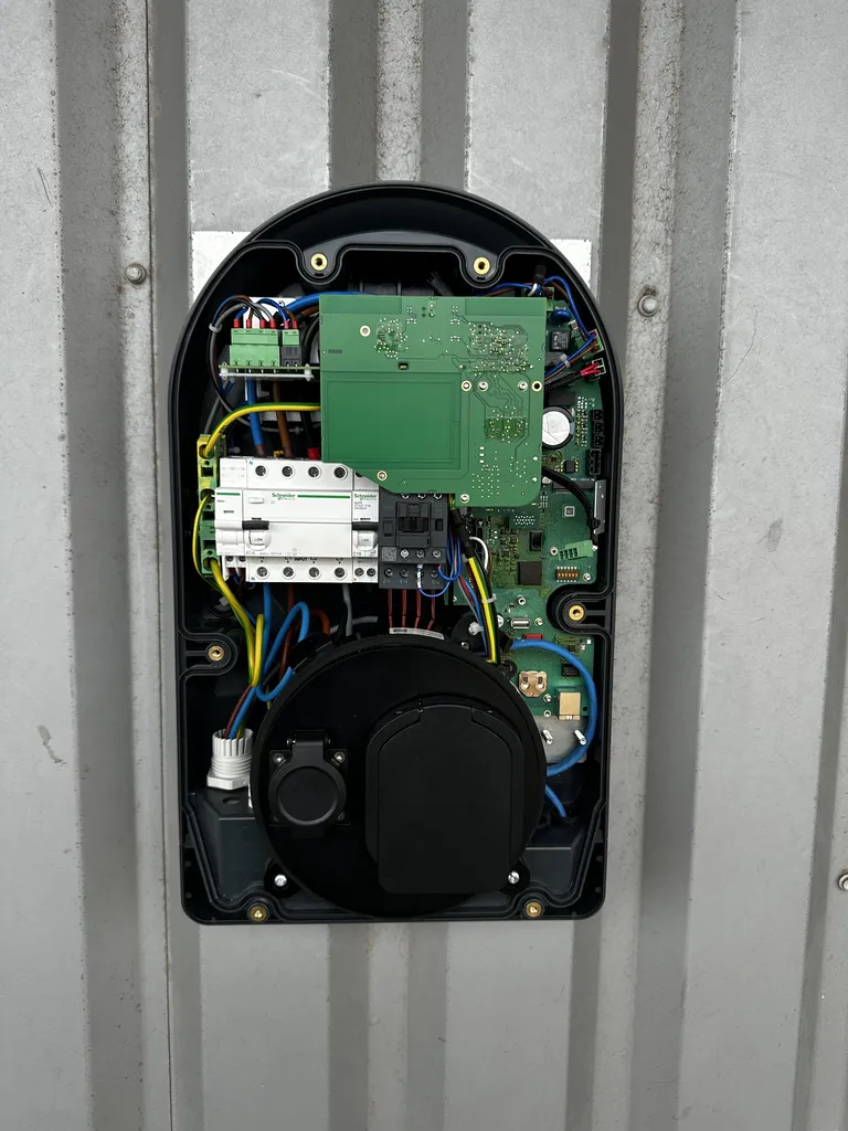 Pose d'une borne de recharge IRVE 7.4 kW à Roquevaire, près d'Aubagne, à moins de 1 900 € TTC