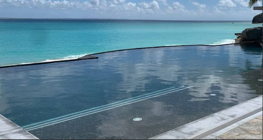 UNE PISCINE GRIS ANTHRACITE - MOSAÏQUE PHYLLITE