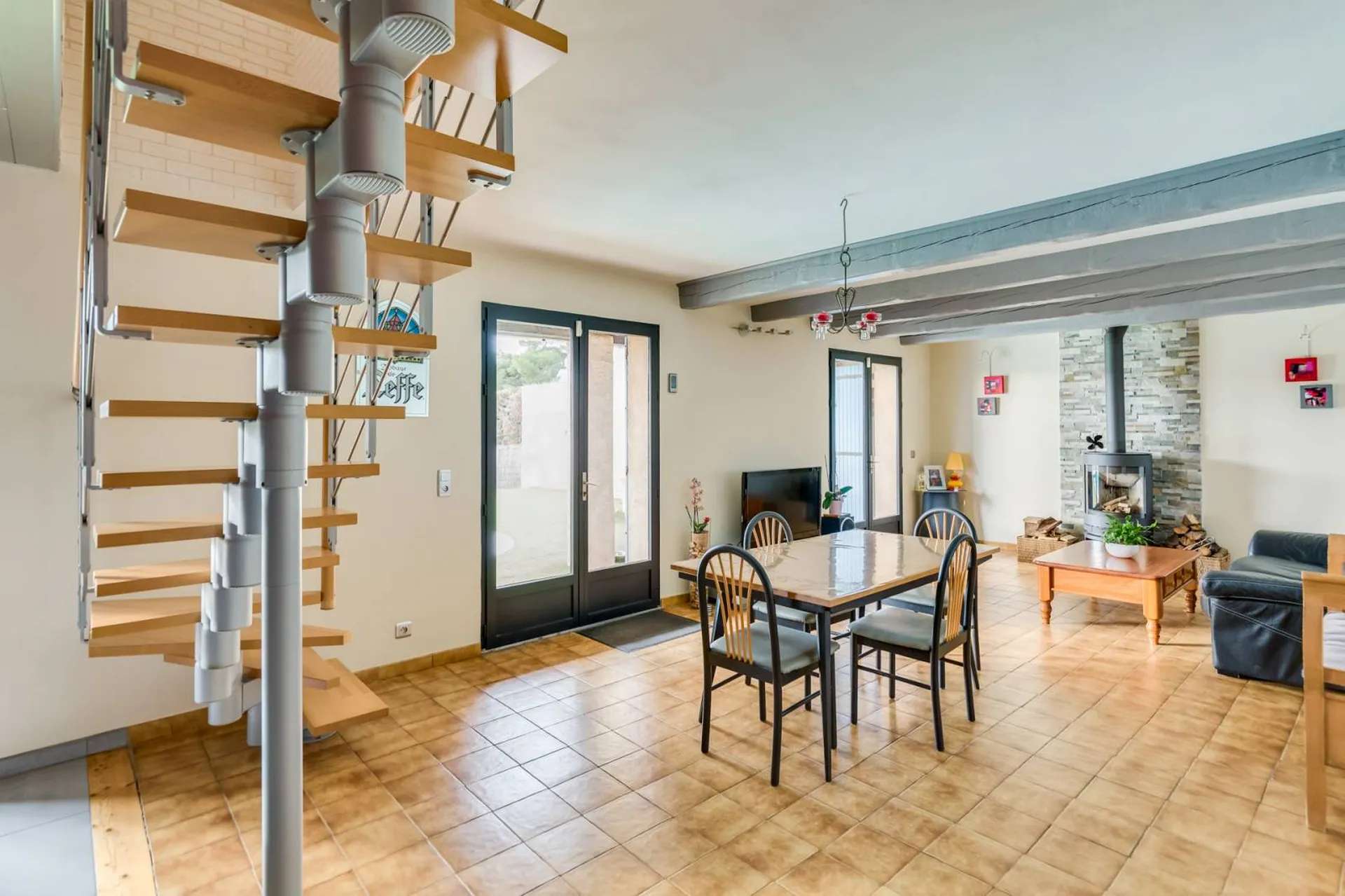 Vente villa T5 Cassis  avec piscine et dépendance dans clos sécurisé à l'entrée du village