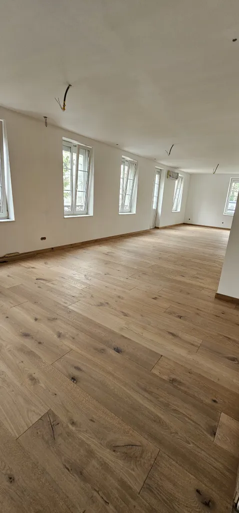 Pose de parquet bois massif ou contrecollé avec finitions soignées dans des bureaux modernes à Strasbourg