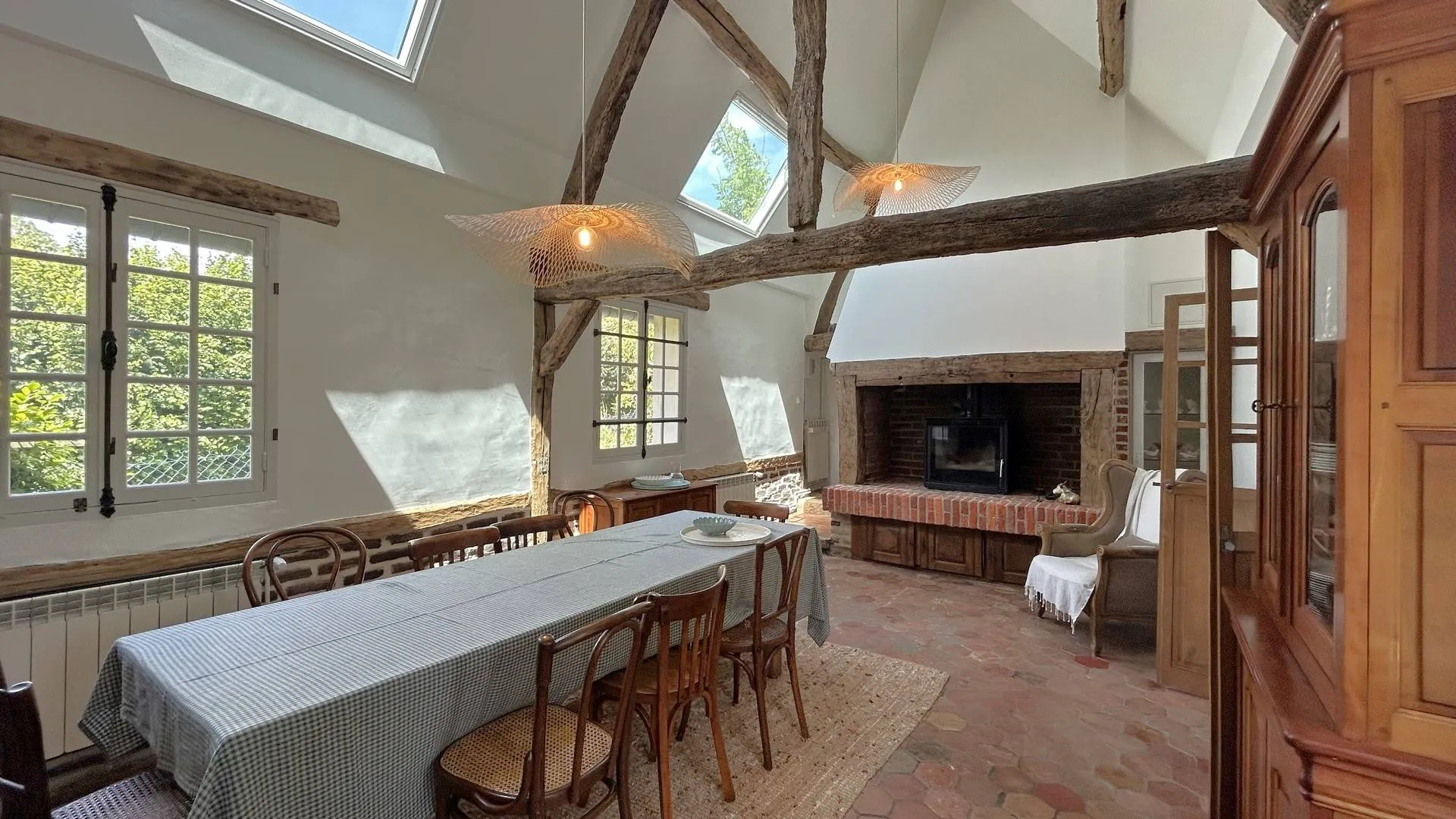 Vends vaste séjour baigné de lumière – Espace de vie chaleureux avec poêle à bois, idéal pour vos moments en famille.