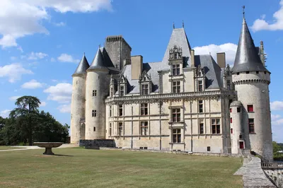 Château de La Rochefoucauld‑en‑Angoumois, emblème historique de la Charente et cadre idéal pour valoriser vos services d’estimation de camping‑cars.