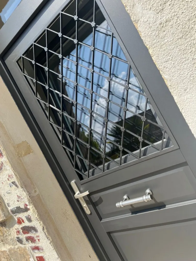 DRM Rénovation a trois domaines d’expertise : la pose de menuiserie, l’isolation par l’extérieur et le ravalement de façade par projection