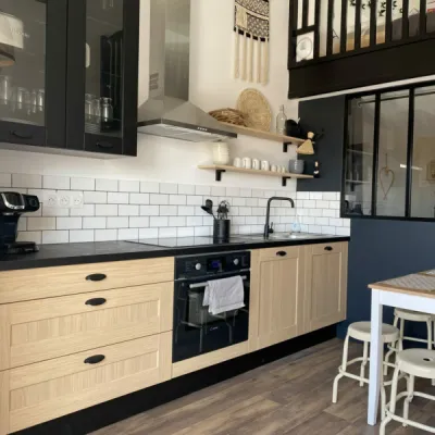 Salle à manger ouverte sur la cuisine avec mobilier fonctionnel et chaleureux, par l'Atelier D, architecte d'intérieur à Bordeaux