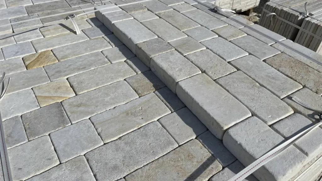 Pavé Montignac en pierre de Dordogne, livraison partout en France, fabrication proche de Bordeaux Nouvelle Aquitaine