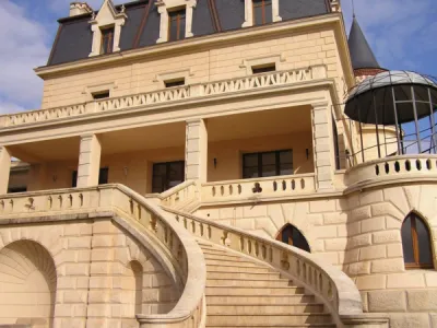 Château de Saint-Tropez en pierre de Dordogne