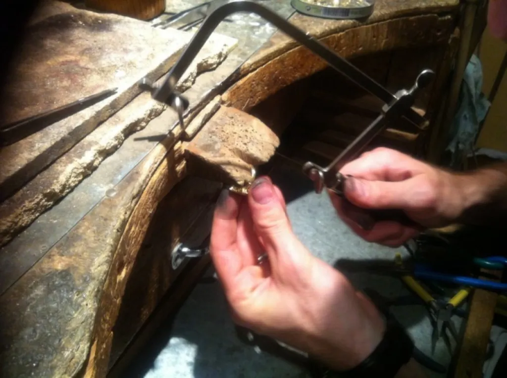 réparations , fabrications , transformations de bijoux en or jaune ou en or blanc ainsi q'en argent  par un artisan diplômé  d'art et achat or et argent