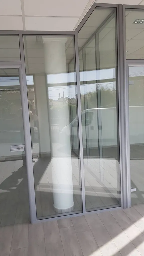 Cloison amovible vitrée de bureau avec porte vitrée clarit pour un bureau manager à Nîmes