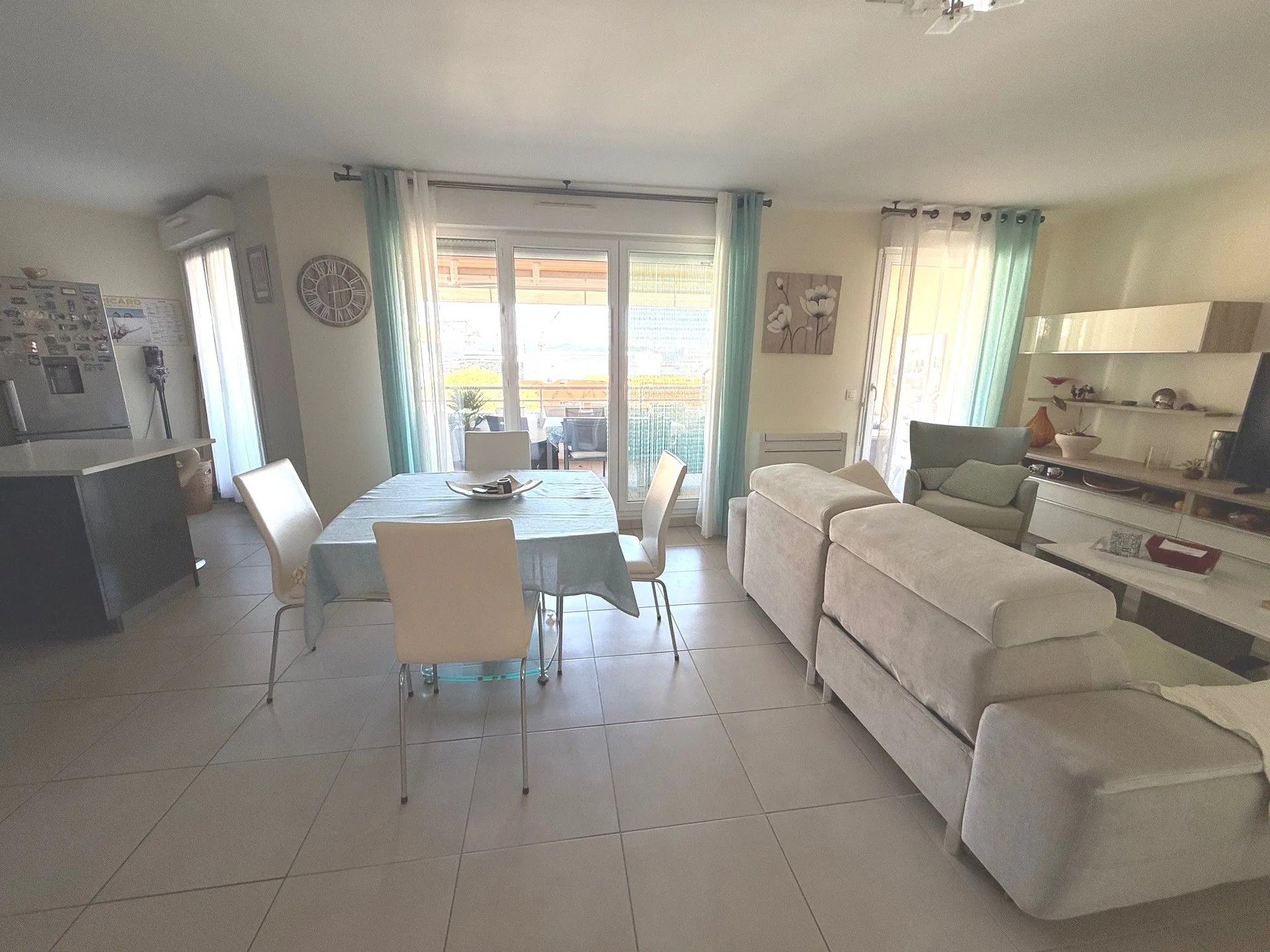 Vente appartement T3 La Ciotat quartier de Figuerolles au deuxième étage sur 6 avec ascenseur, une belle terrasse et une petite vue mer