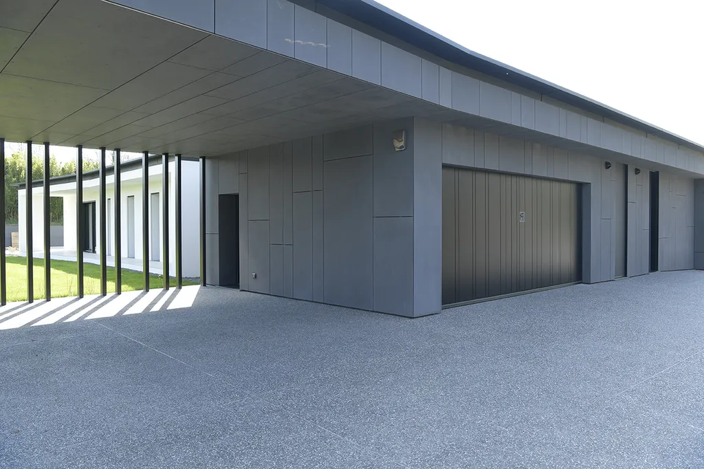 Portes de garage basculantes Silvelox Secur et Secur Plus en Corse-du-Sud : contrepoids auto-releveur breveté, sans rails au plafond, bois Okoumé et certification anti-effraction classe 3 pour exigences les plus élevées