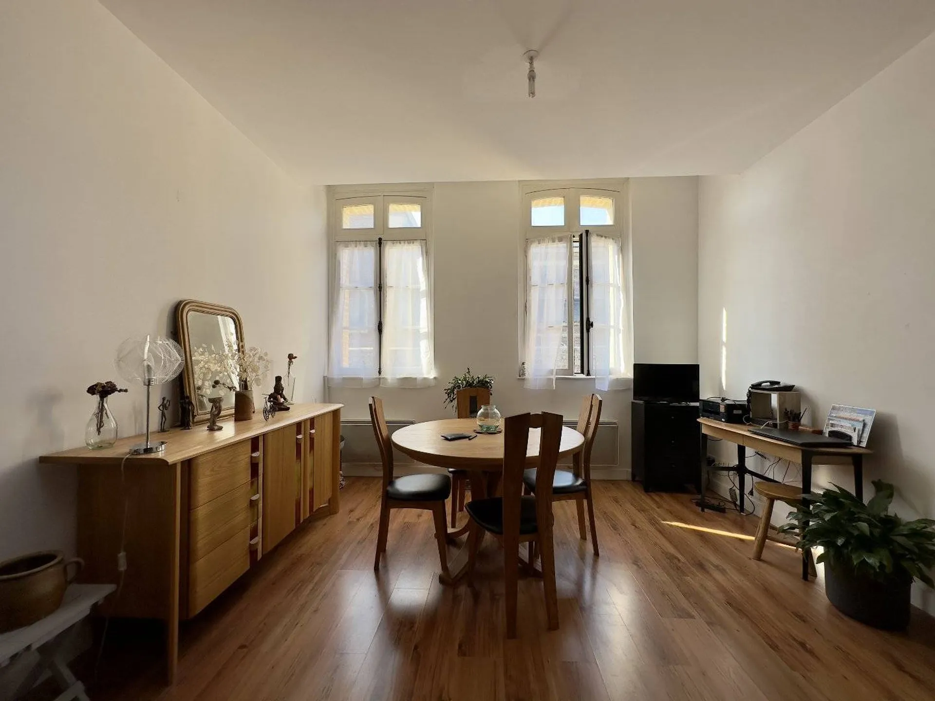 Vends Charmant F3 situé au 1er étage d'une résidence sécurisée avec un emplacement de stationnement privé.