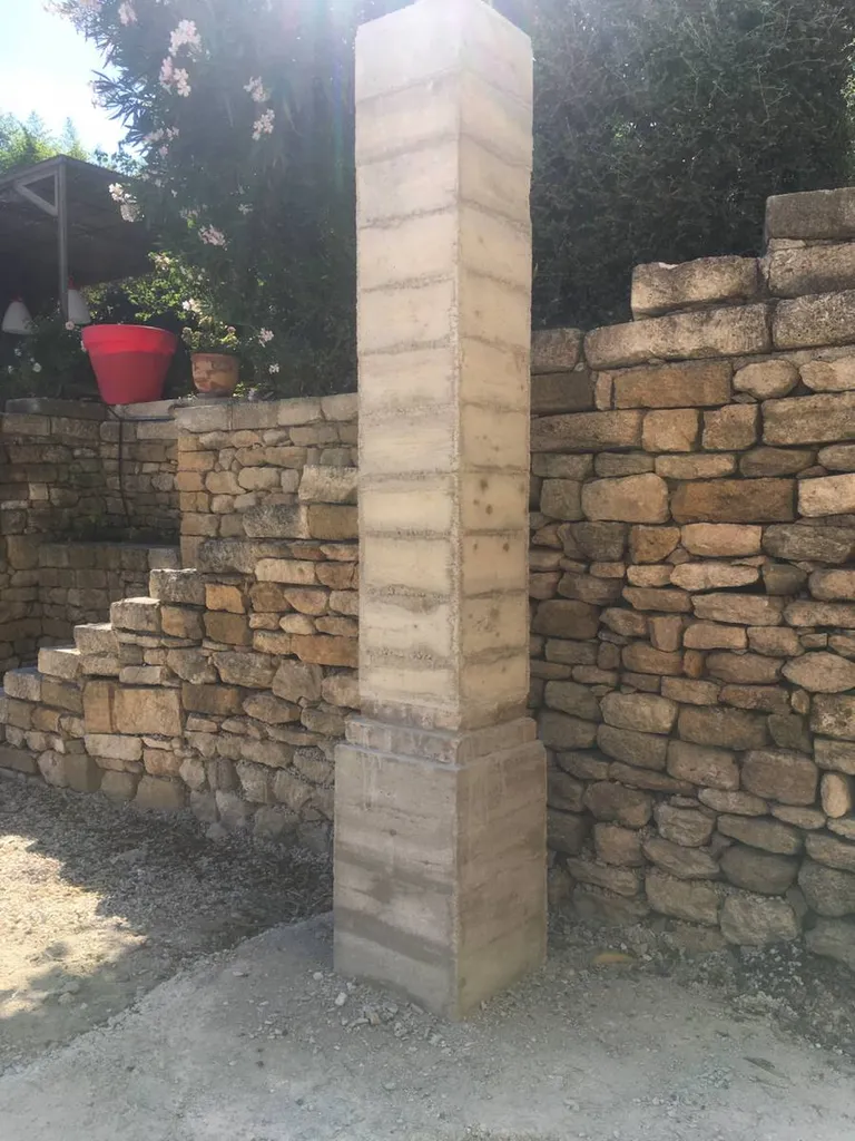 Réalisation de piliers en béton brut de décoffrage près de Saint-Rémy-de-Provence