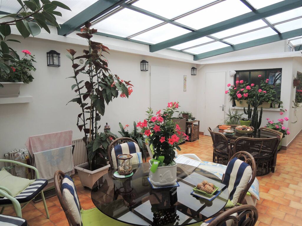 Terres et Demeures de Normandie, votre agence située à Dieppe (76) en Seine-Maritime, vous invite à découvrir cette maison très bien entretenue, dans un quartier calme, proche de tous commerces et à 500 mètres de la plage de Mers les Bains.