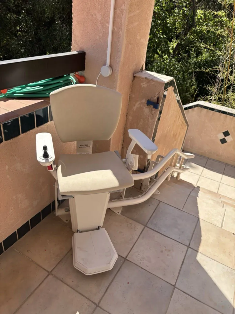Parking à 45° pour ce fauteuil monte escalier OTOLIFT TWO avec une arrivée en toute sécurité sur le palier près de Toulon Parking à 45° pour ce fauteuil monte escalier OTOLIFT TWO avec une arrivée en toute sécurité sur le palier près de Toulon