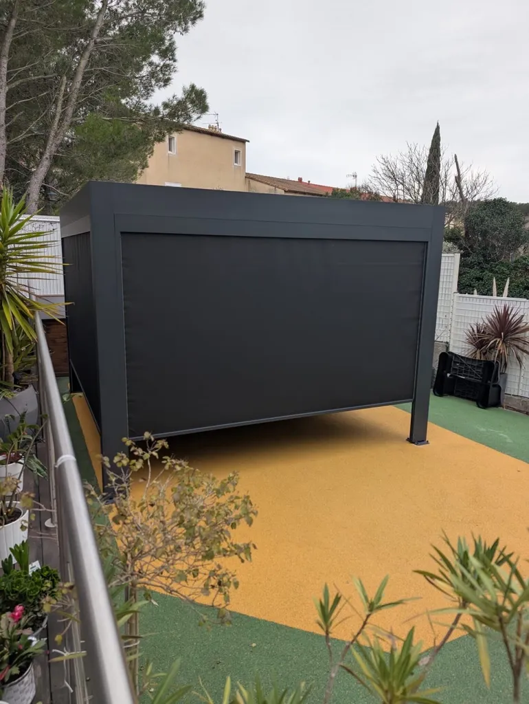 Mise en place d'une pergola Bioclimatique Marquises modèle IZI sur Ensues la Redonne