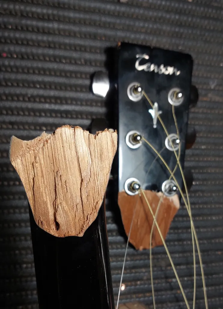 Reparation recollage de la tete avec peinture et reglage d'une guitare folk de la marque Tenson a sete